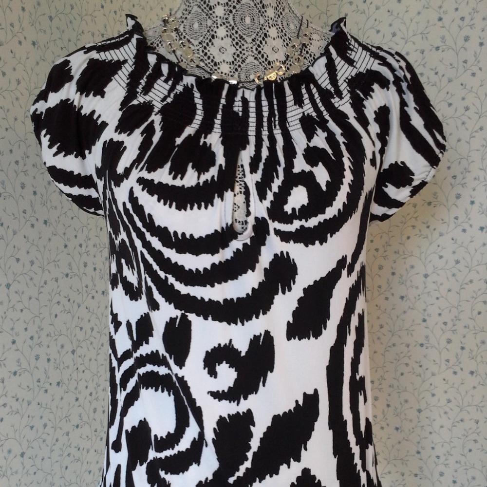 White house black market geometric print Top